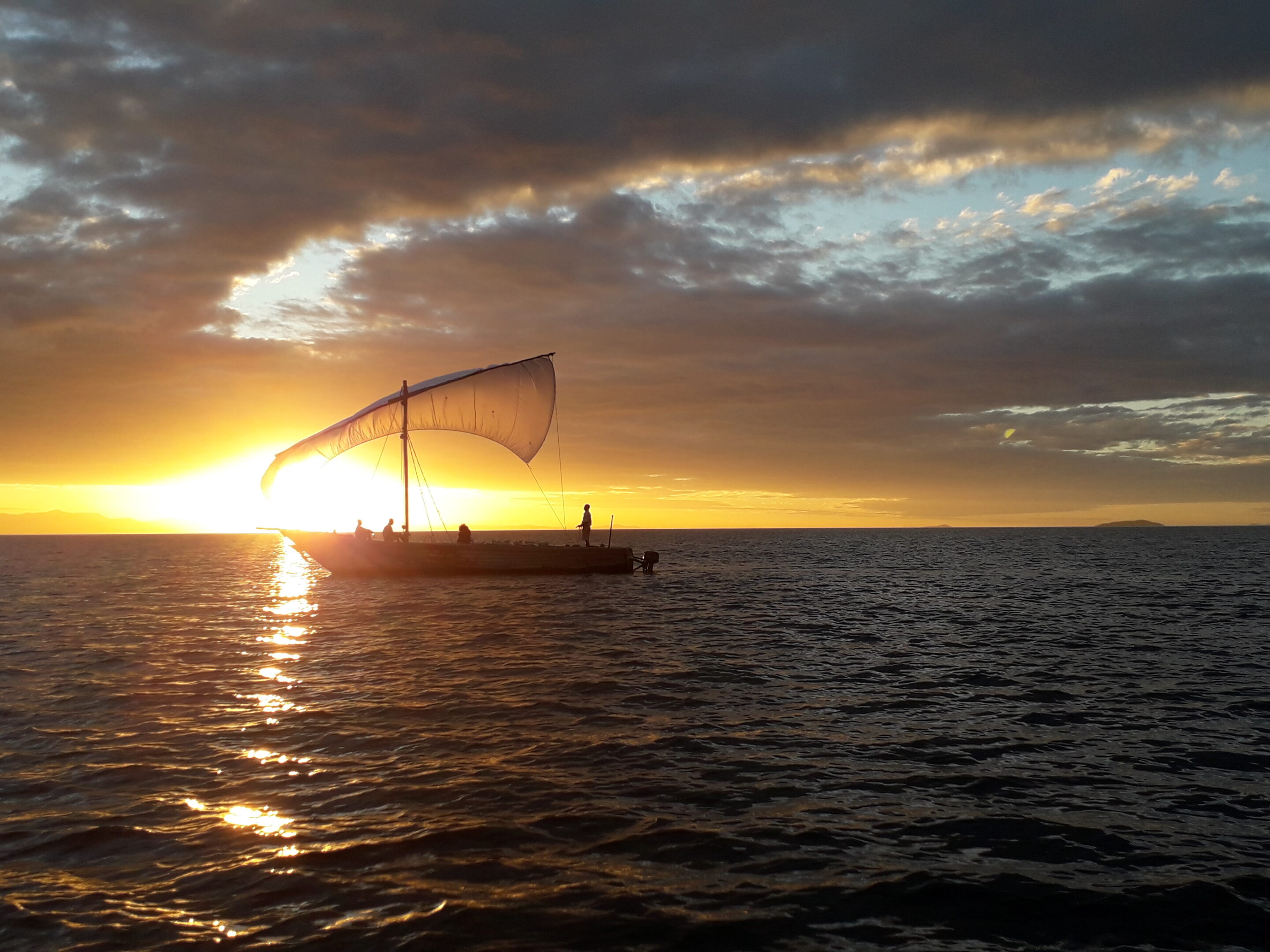 Dhau im Sonnenuntergang auf dem Malawi See