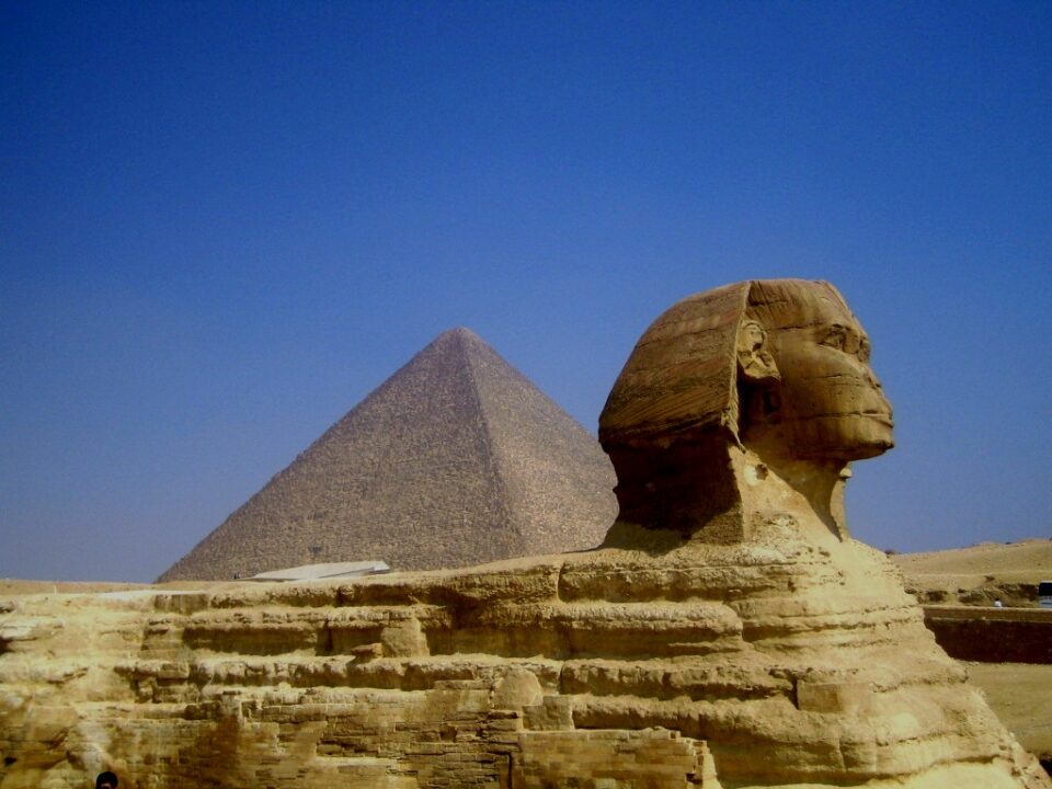 Die Sphinx mit Pyramide