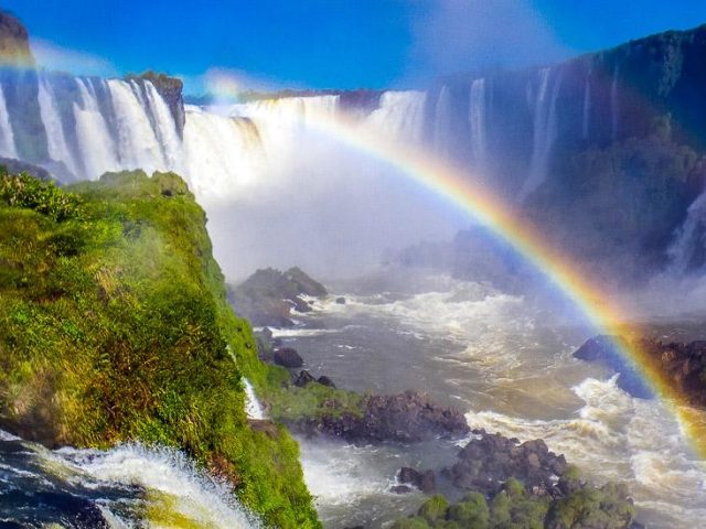 Iguaçu-Wasserfälle mit Regenbogen