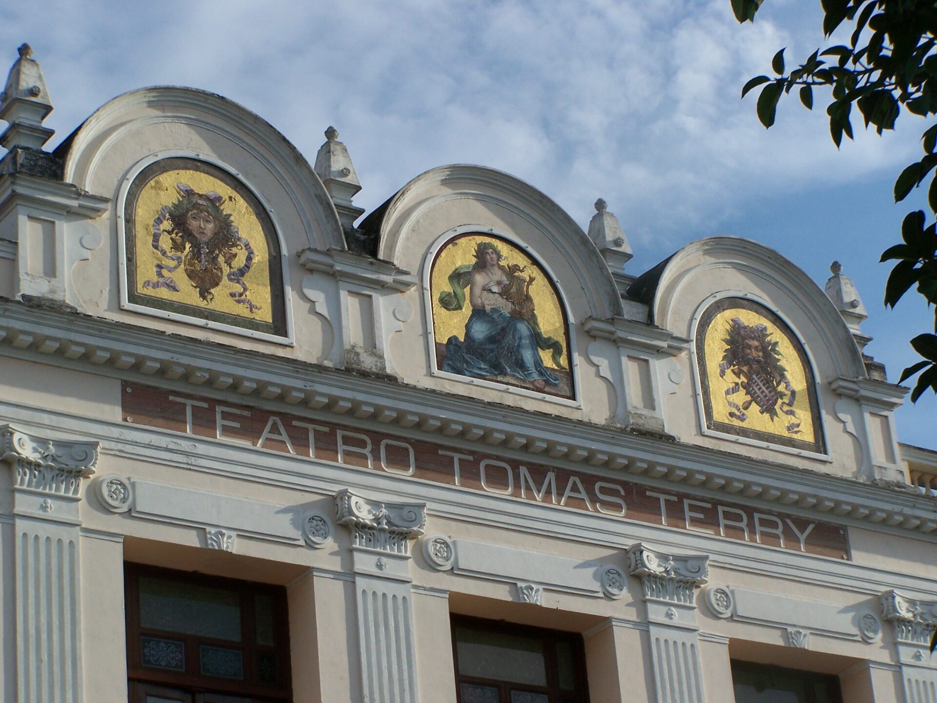 Fassade des Teatro Terry