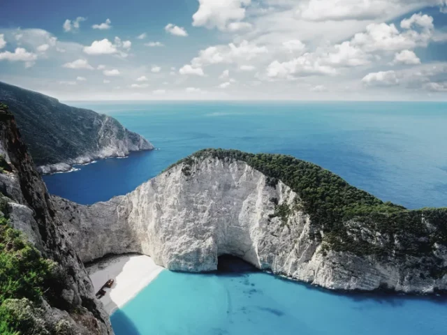 Blick auf den Strand mit dem Schiffswrack