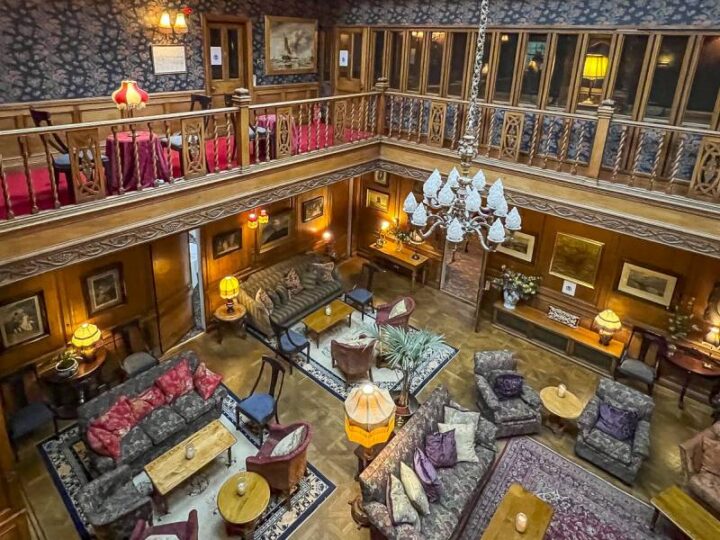 Lounge des Lands of Loyal Hotel