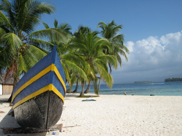 Fischerboot am Karibikstrand