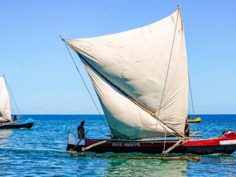 Fischerboote auf dem Weg zur Lagune von Anakao