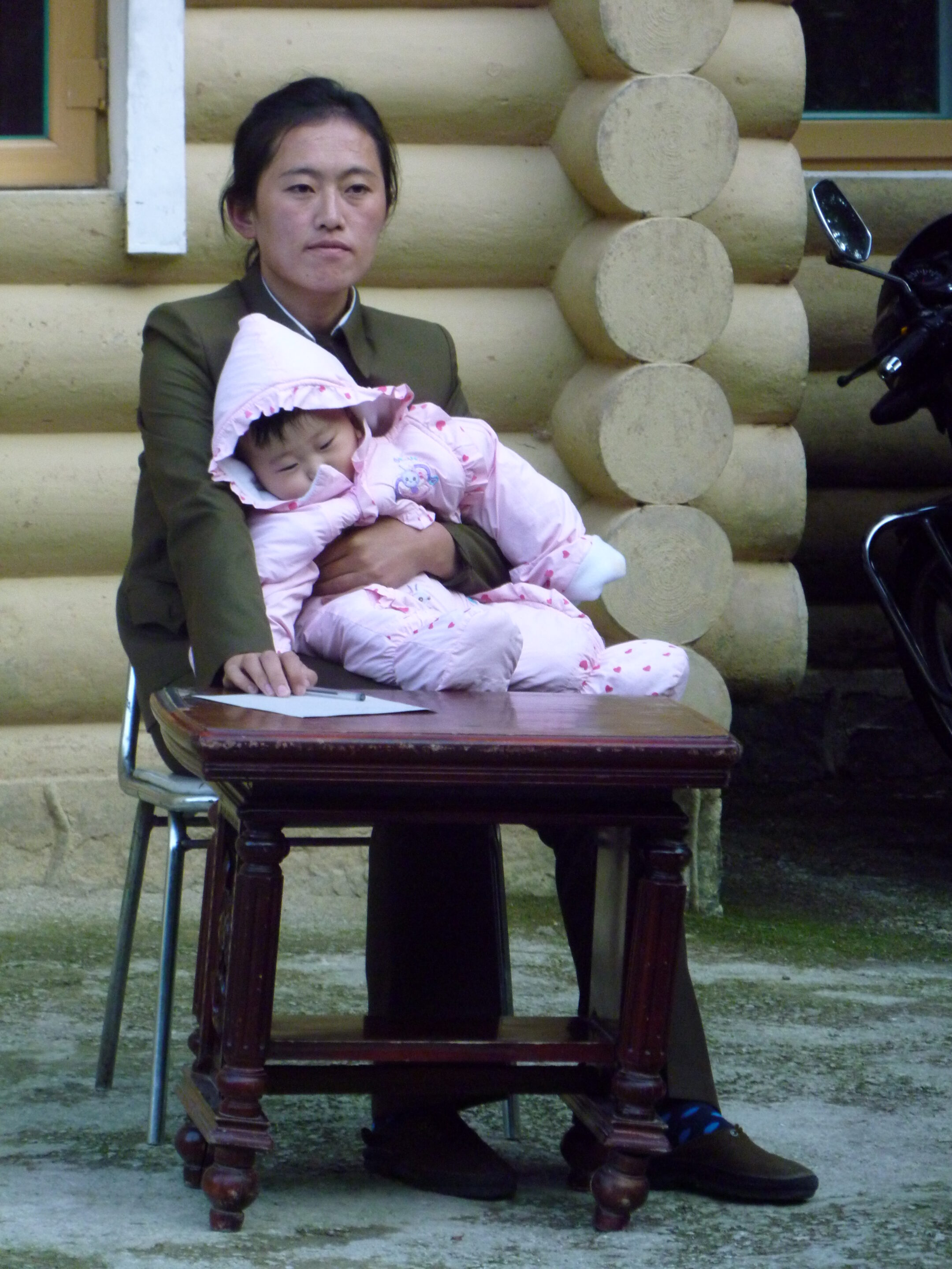 Nordkorea_ Portrait Frau mit Kind