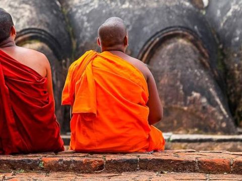 Mönche vor der Felsenfestung von Sigiriya