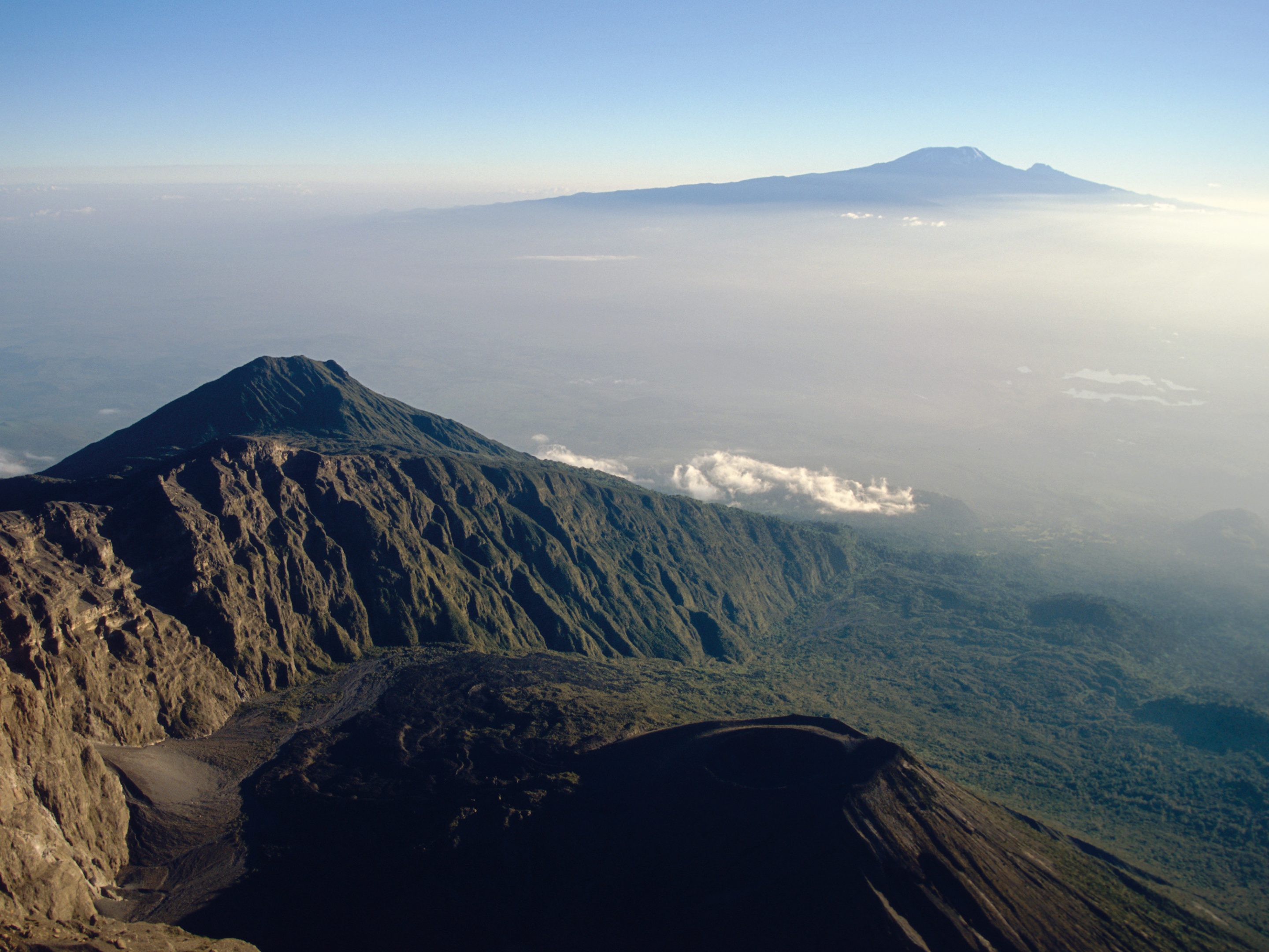 Blick vom Mt. Meru zum Kili