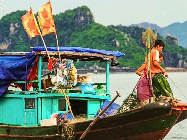 Fischerboot in der Halong-Bucht