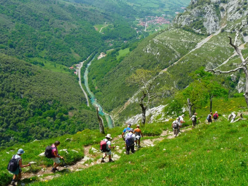 Wandergruppe in Asturiens Berglandschaft