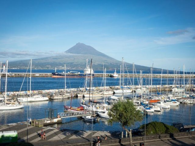 Hafen von Horta mit Blick auf den Pico