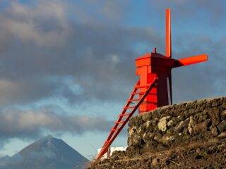Windmühle und Gipfel des Pico