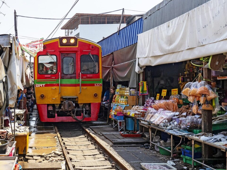 Markt und Eisenbahn in Bangkok
