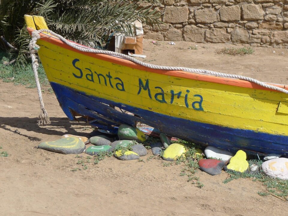 Buntes Boot im Hafen