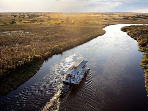 Hausboot im Okavango-Delta