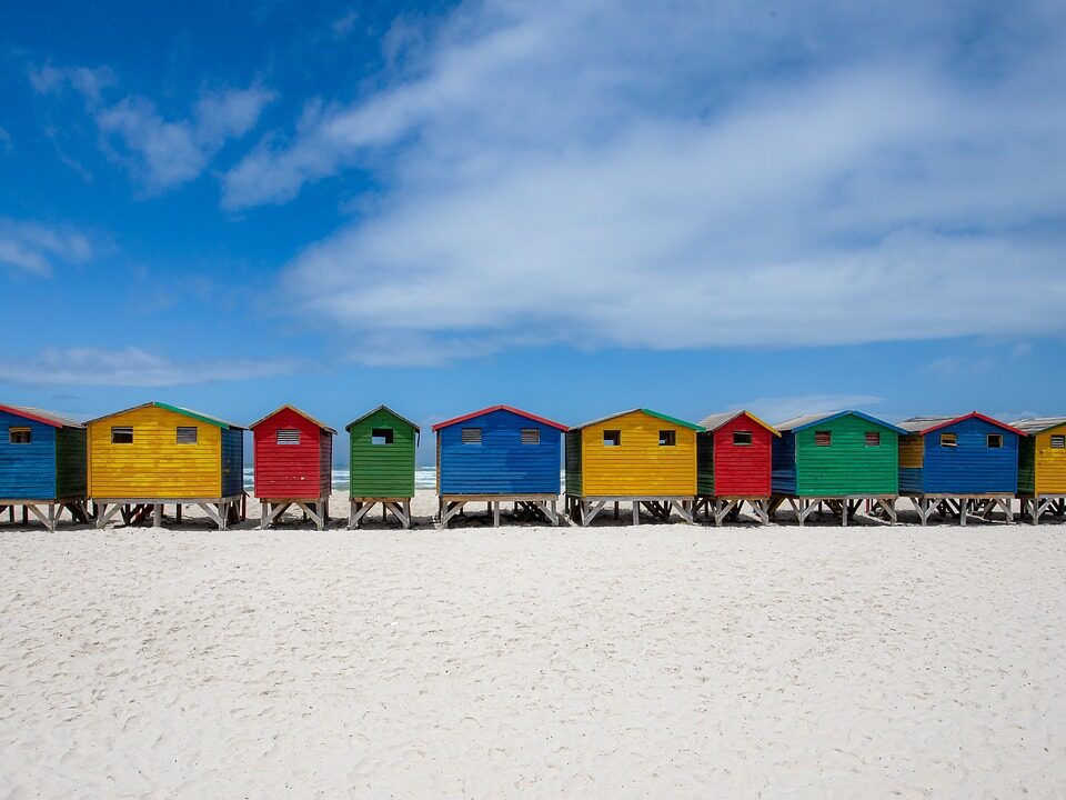 Bunte Buden am Strand