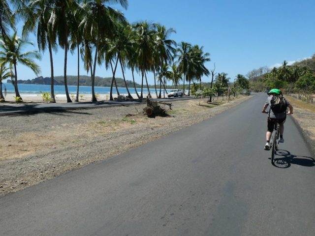 Radfahren entlang der Pazifikküste bei Samara