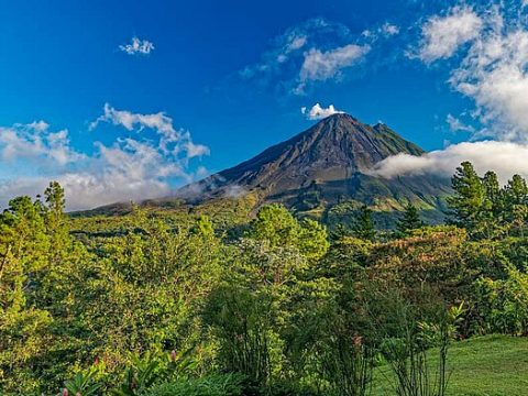 Vulkan Arenal ohne Wolken