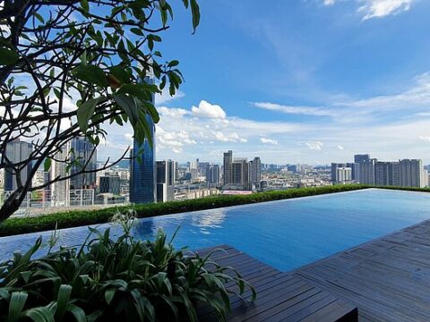 Swimming Pool mit Blick über Kuala Lumpur