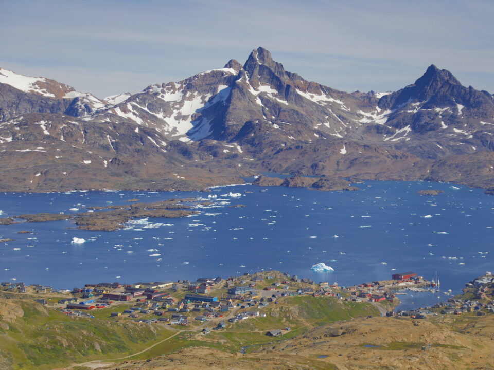 Fjord hohe Berge