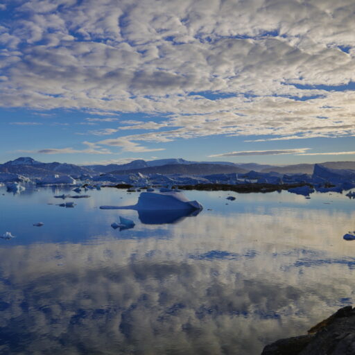 Bizarre Wolken, gespiegelt im Wasser