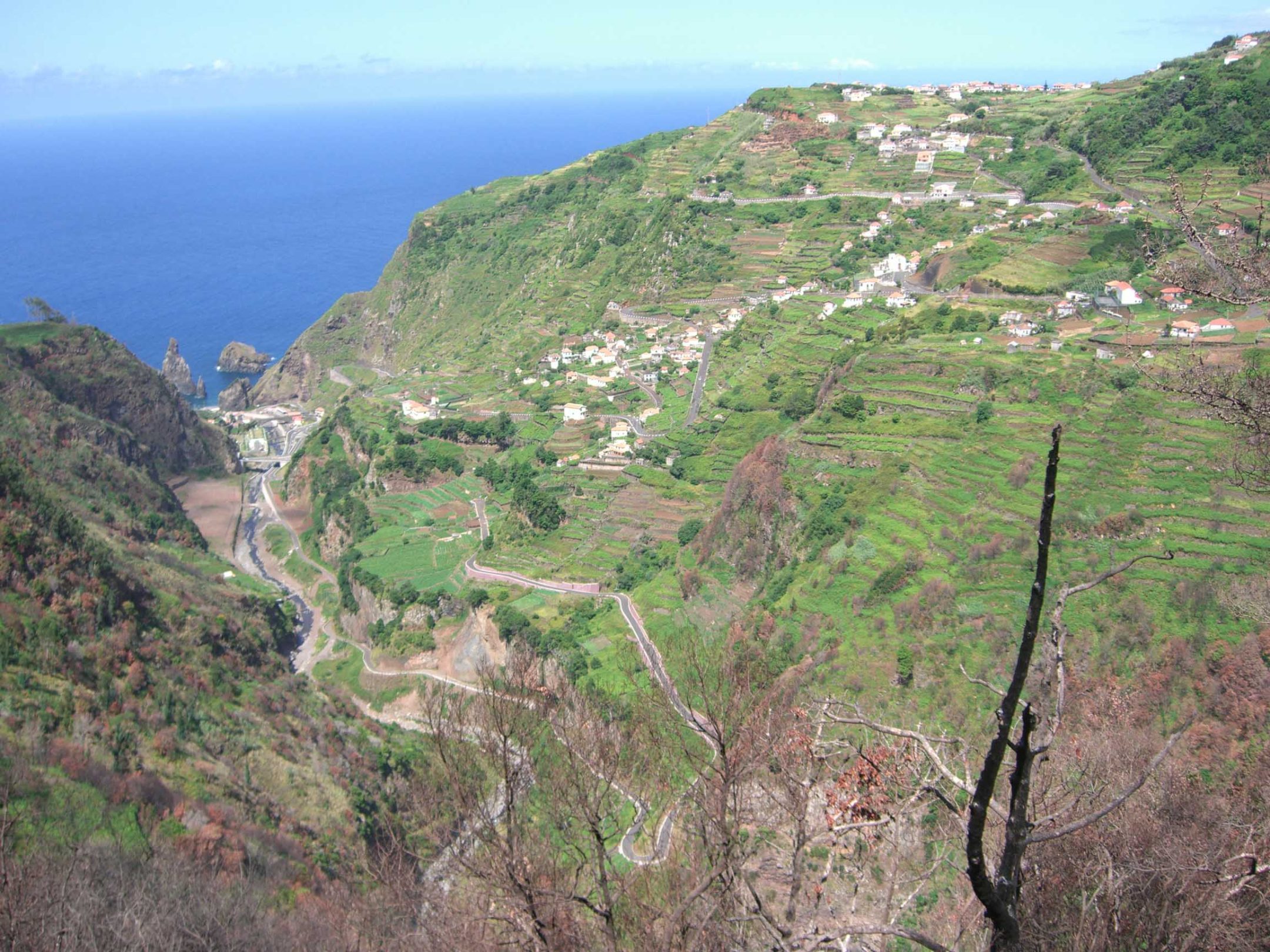 Grünes Janela-Tal mit Blick auf den Atlantik