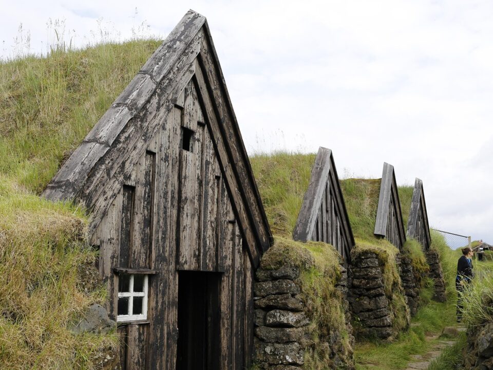 Grasdach-Häuser
