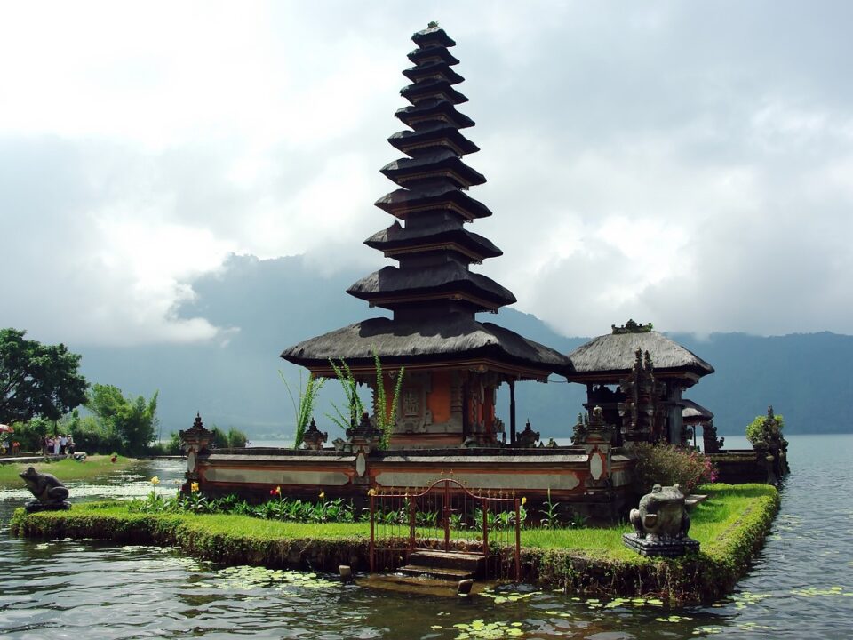 Tempel am See