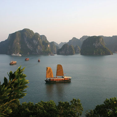 Dschunke in der Halong-Bucht