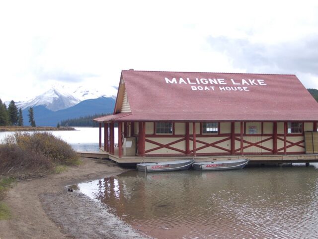 Bootshaus am Maligne Lake