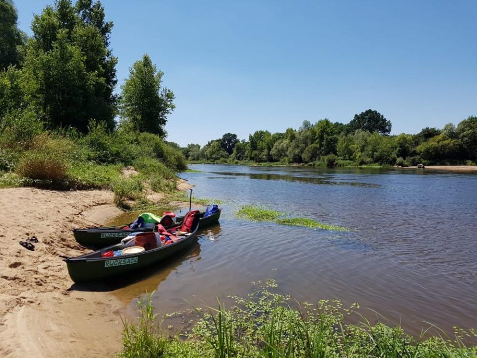 Kajaks am Loire-Ufer