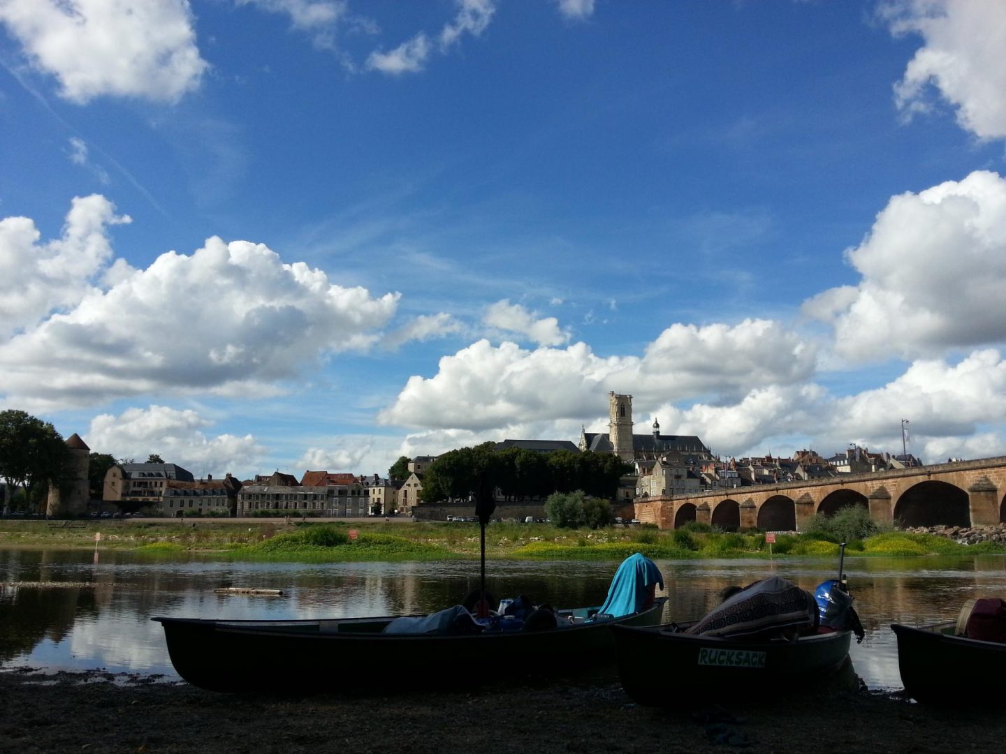 Idyllische Stadt am Ufer