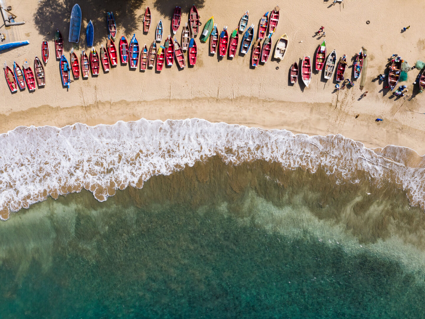 Bunte Boote am Strand
