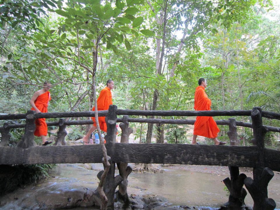 Mönche auf dem Weg zum Gebet