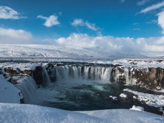 Wasserfall im Schnee