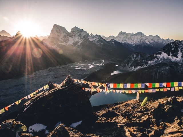 Himalaya mit buddhistischen Fahnen