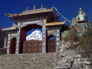 Nyingmar-Kloster mit Blick auf den Manaslu