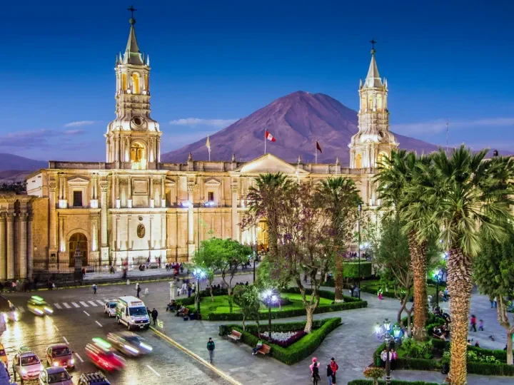 Abendstimmunf in Arequipa mit dem Vulkan Misti