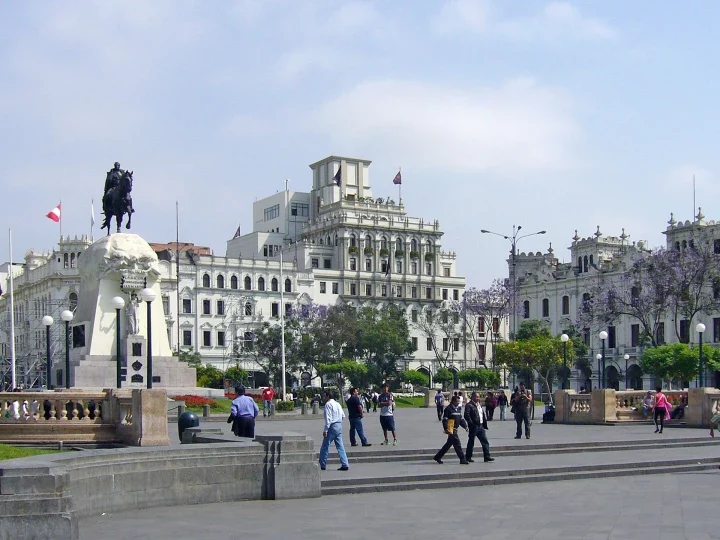 Belebte Plaza in Lima