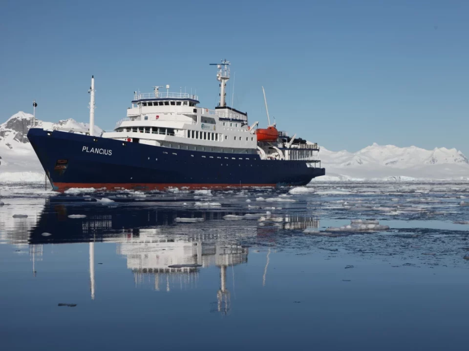 MV Plancius im Eis