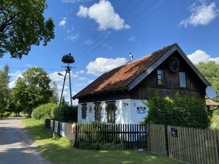 Bauernhaus mit Storchennest