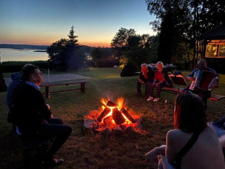 Geselliges Beisammensein am Lagerfeuer