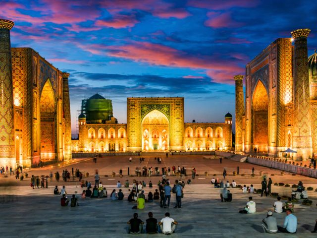 Registan-Platz am Abend