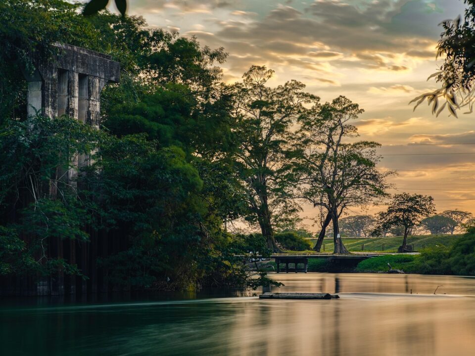 Ruine am Fluss