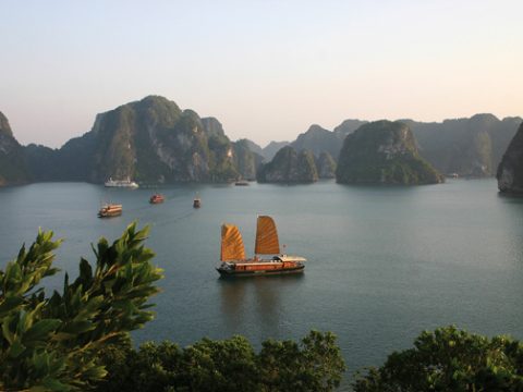 Dschunke in der Halong-Bucht