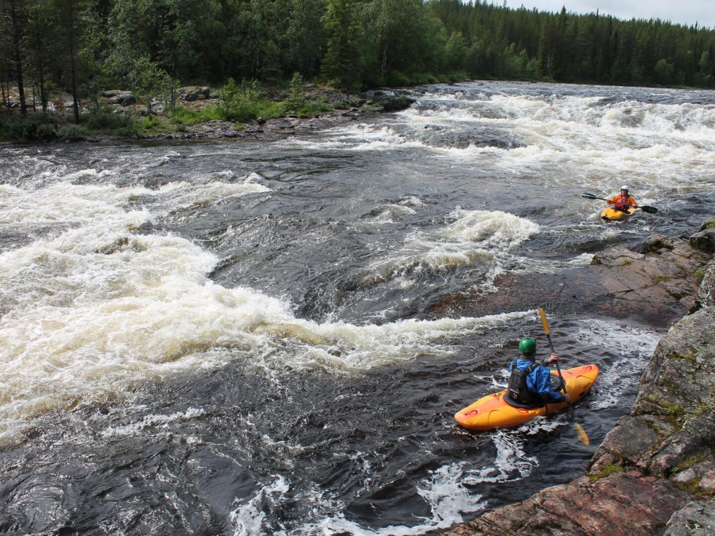 Zwei Kajaks unterwegs