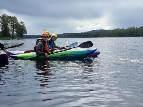 Kajakkurs-Gruppe auf dem Wasser