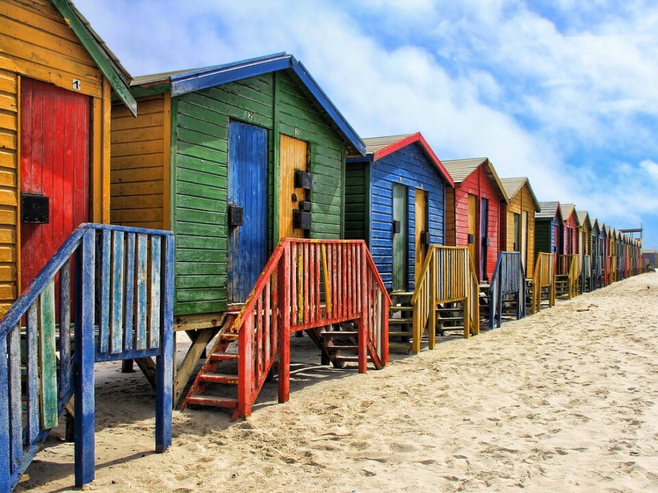 Bunte Umkleidehäuser am Strand