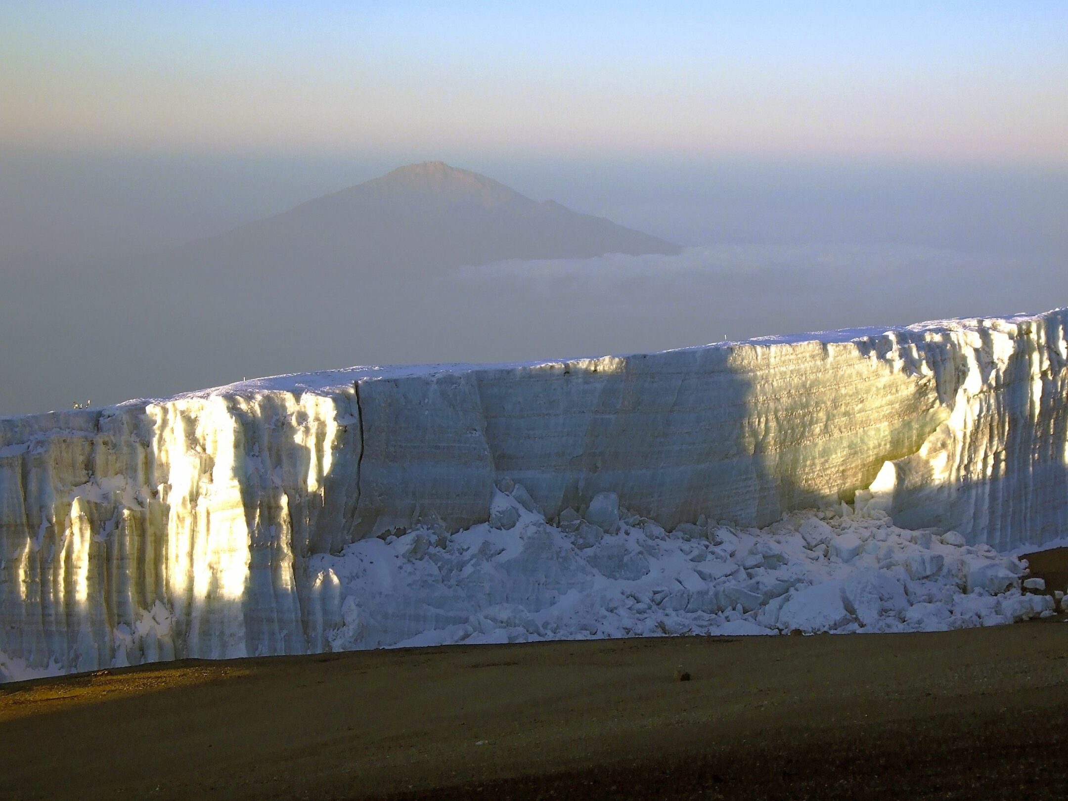 Bizarre Gletscher am Gipfelplateau