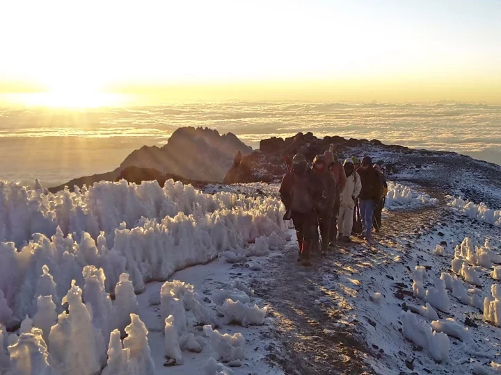 Bizarre Eisformationen am Gipfel