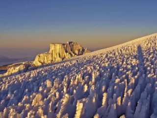Bizarre Eisformationen kurz vor dem Gipfel